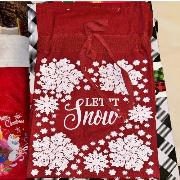 Festive Red 'Let It Snow' Holiday Gift Bag - Picture 1 of 2